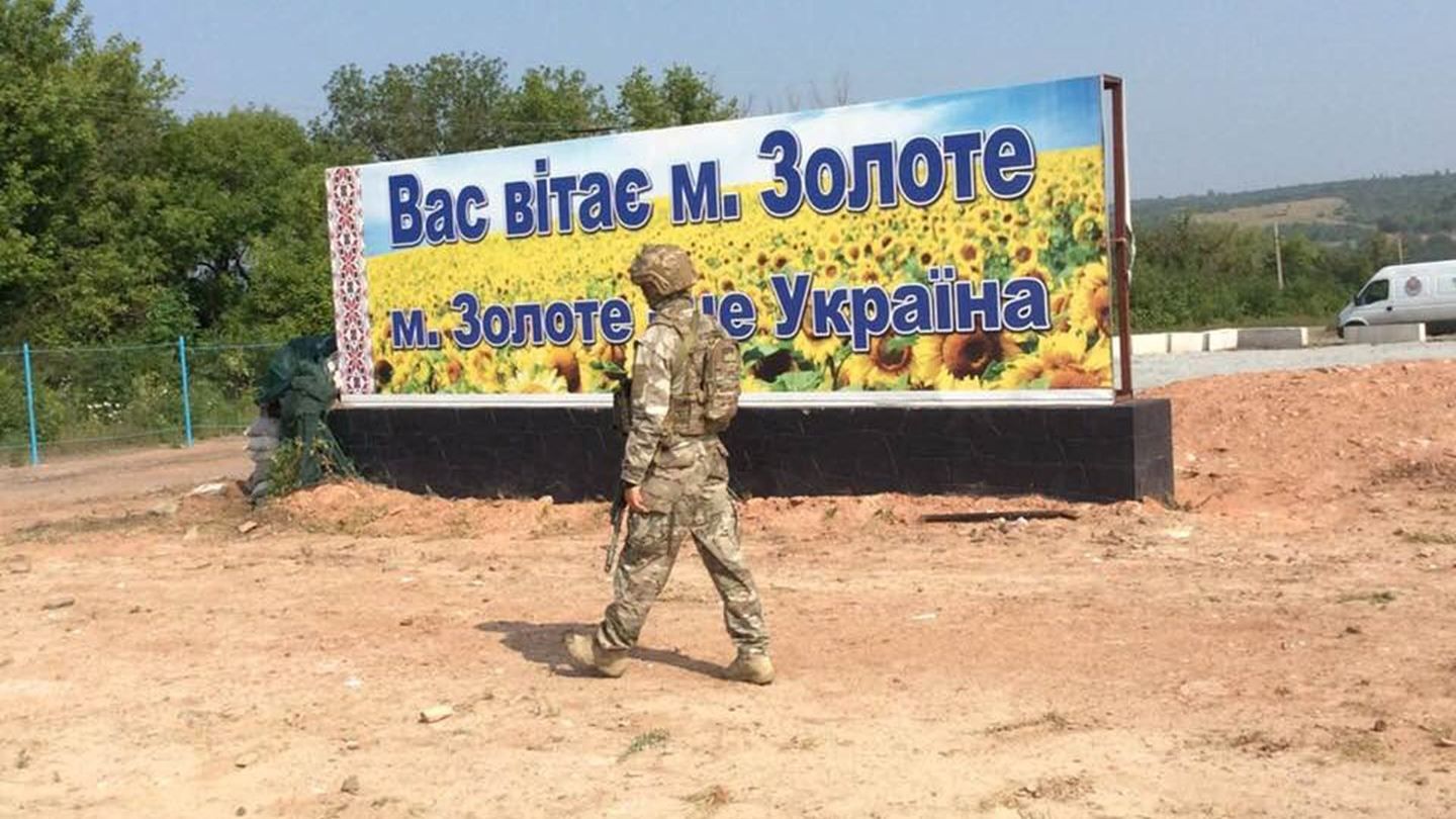 Старт розведення у Золотому: напередодні бойовики обстріляли житлові будинки – фото Старт розведення у Золотому: напередодні бойовики обстріляли житлові будинки – фото