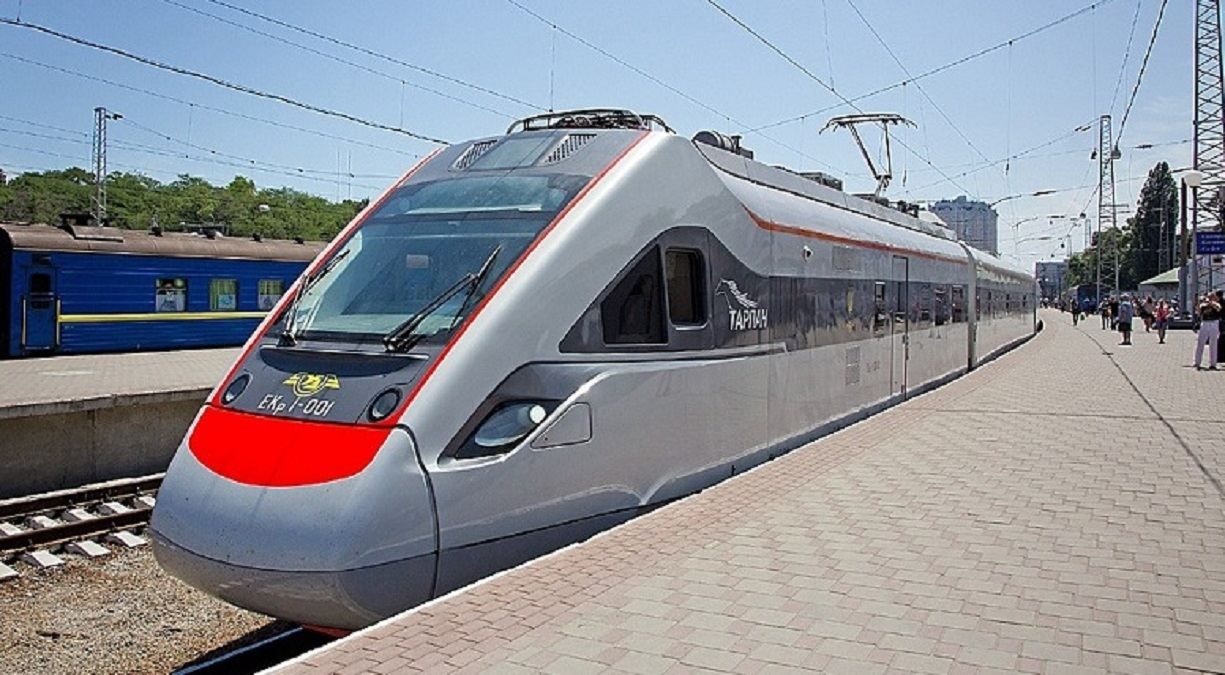 Как поезда принимают душ: в "Укрзализныце" видео всего процесса Как поезда принимают душ: в "Укрзализныце" видео всего процесса