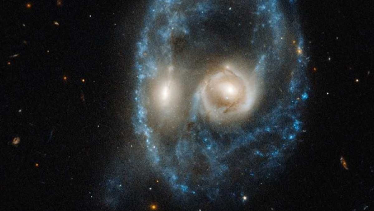 Hubble сфотографировал систему галактик, которая "всматривалась у него": жуткий снимок