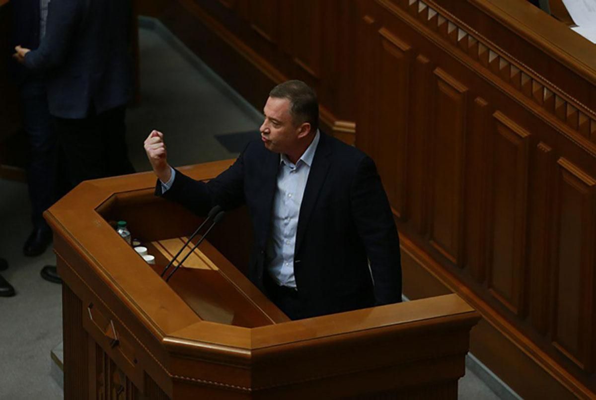 Дубневич двічі показав дулю під час виступу у Раді – фото Дубневич двічі показав дулю під час виступу у Раді – фото