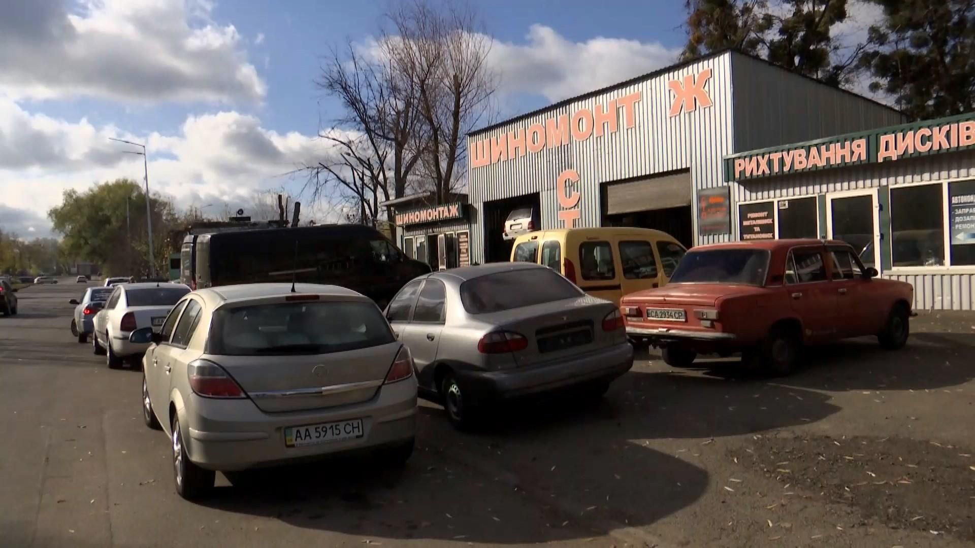 У Києві величезні черги на пунктах шиномонтажу: відео У Києві величезні черги на пунктах шиномонтажу: відео