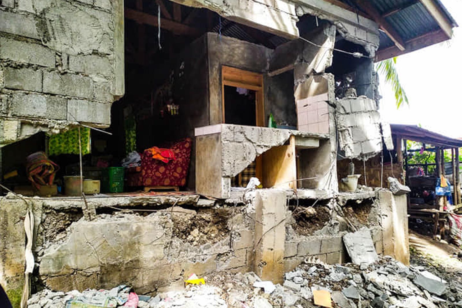 Жахливий землетрус на Філіппінах забрав життя дев'яти людей: фото та відео