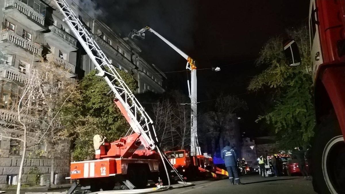 Пожежу в Києві на Пирогова вдалося ліквідувати: фото Пожежу в Києві на Пирогова вдалося ліквідувати: фото