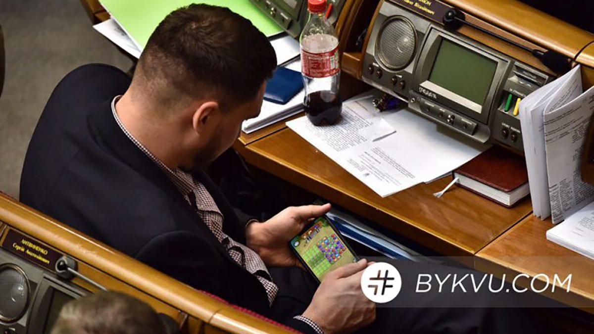 "Слуга народа" развлекался в смартфоне во время заседания Рады: фото