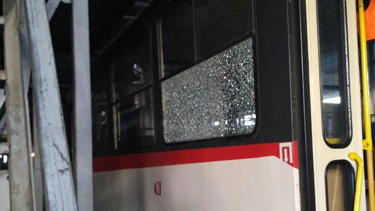 У Києві обстріляли швидкісний трамвай: фото
