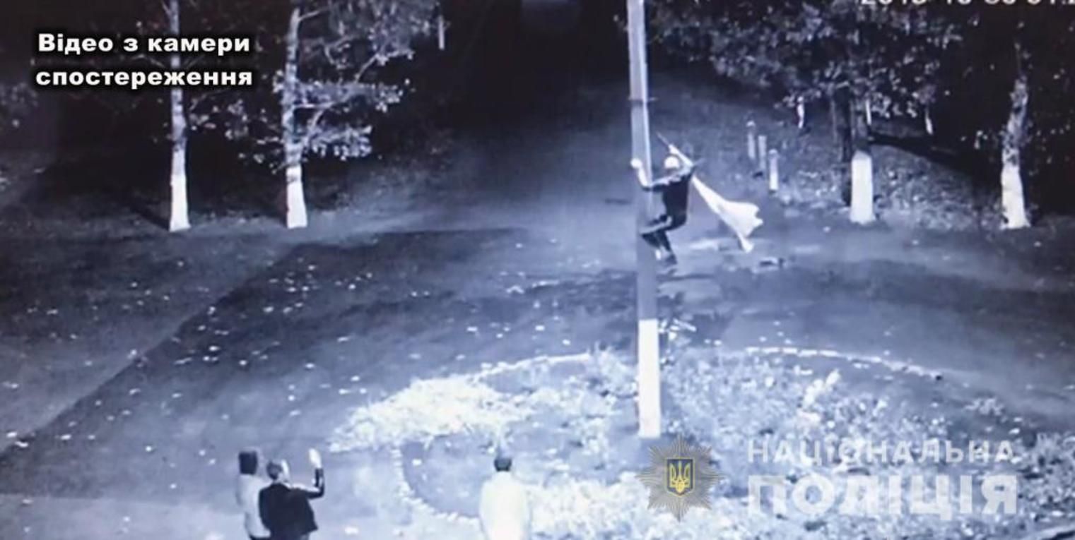 "Сепар, твою мать", – в Одесской области парень сорвал флаг и вытер о него ноги