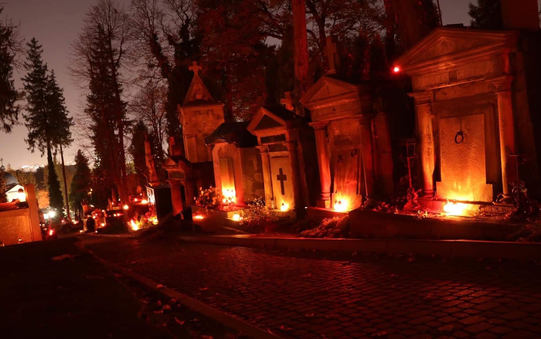 "Свет памяти": Лычаковское кладбище во Львове на День всех святых – мистические фото