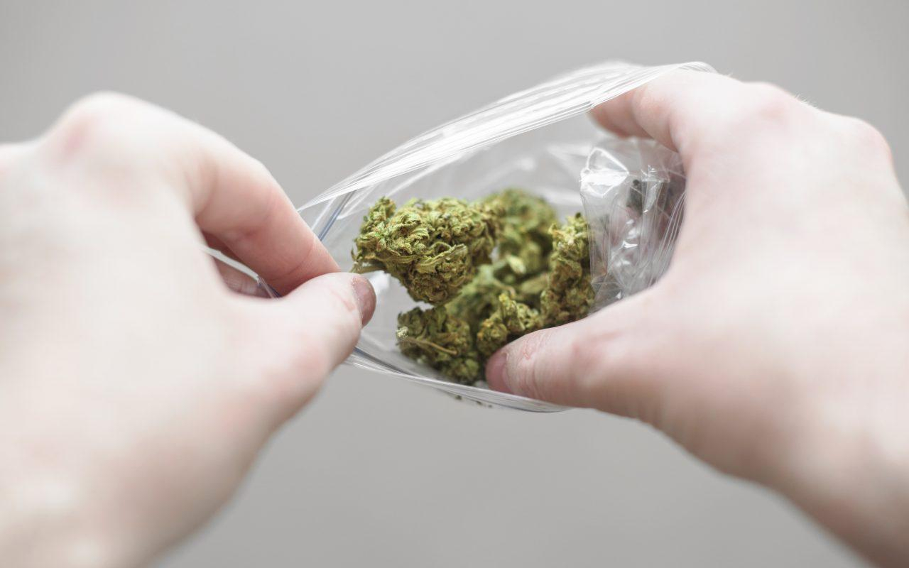 В Австралии из носа мужчины вытащили пакетик марихуаны, который он засунул туда 18 лет назад