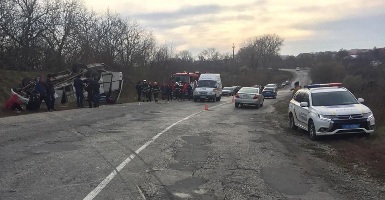 Рейсовий автобус перекинувся на Хмельниччині, 13 травмованих: фото