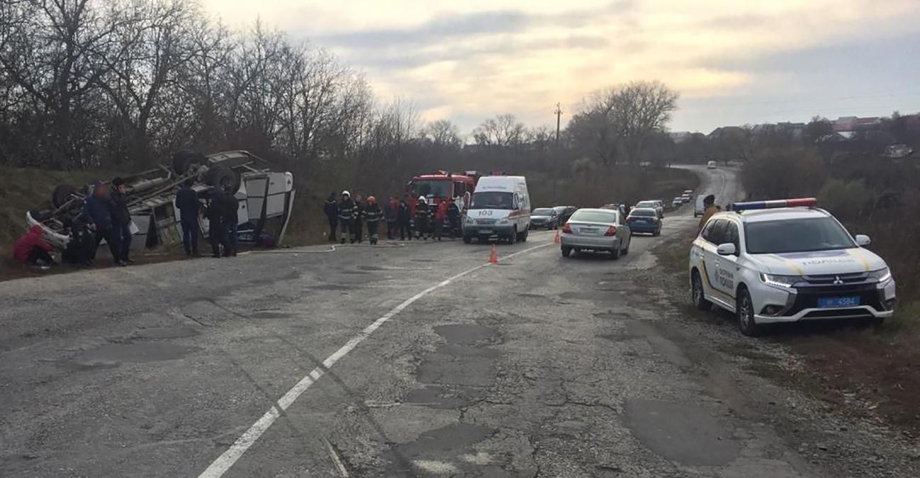 Рейсовый автобус перевернулся в Хмельницкой области, 13 травмированных: фото