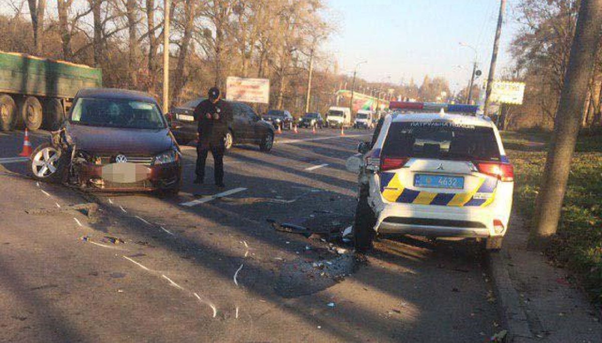 У Рівному нетверезий водій на швидкості протаранив авто патрульних: 3 постраждалих – фото