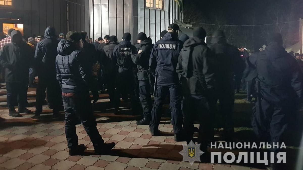 Выломанные двери, слезоточивый газ и полиция: конфликт между верующими произошел на Буковине 