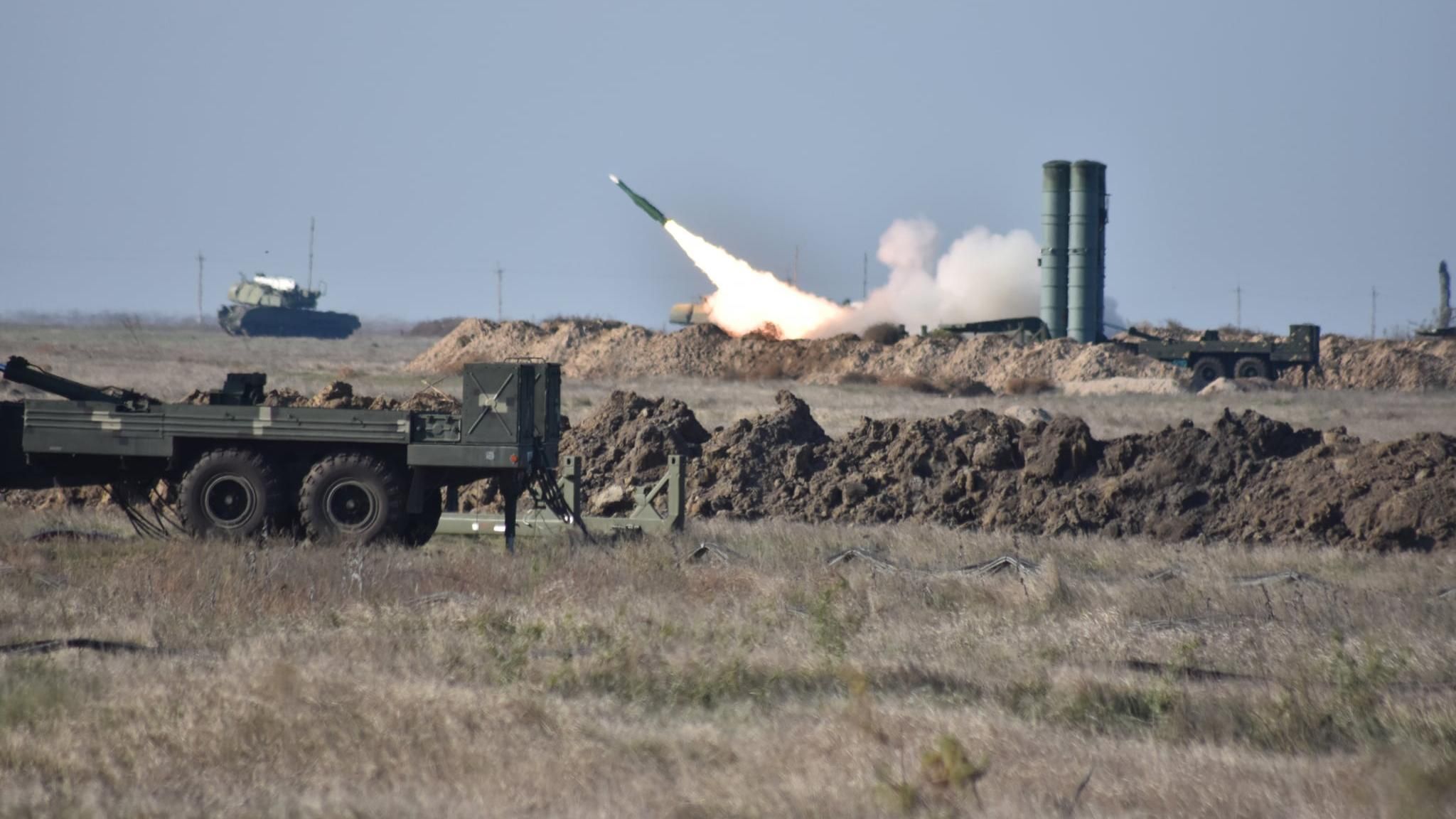 Зенітно-ракетні війська ЗСУ провели ефектні навчання з бойовою стрільбою біля Криму: фото 