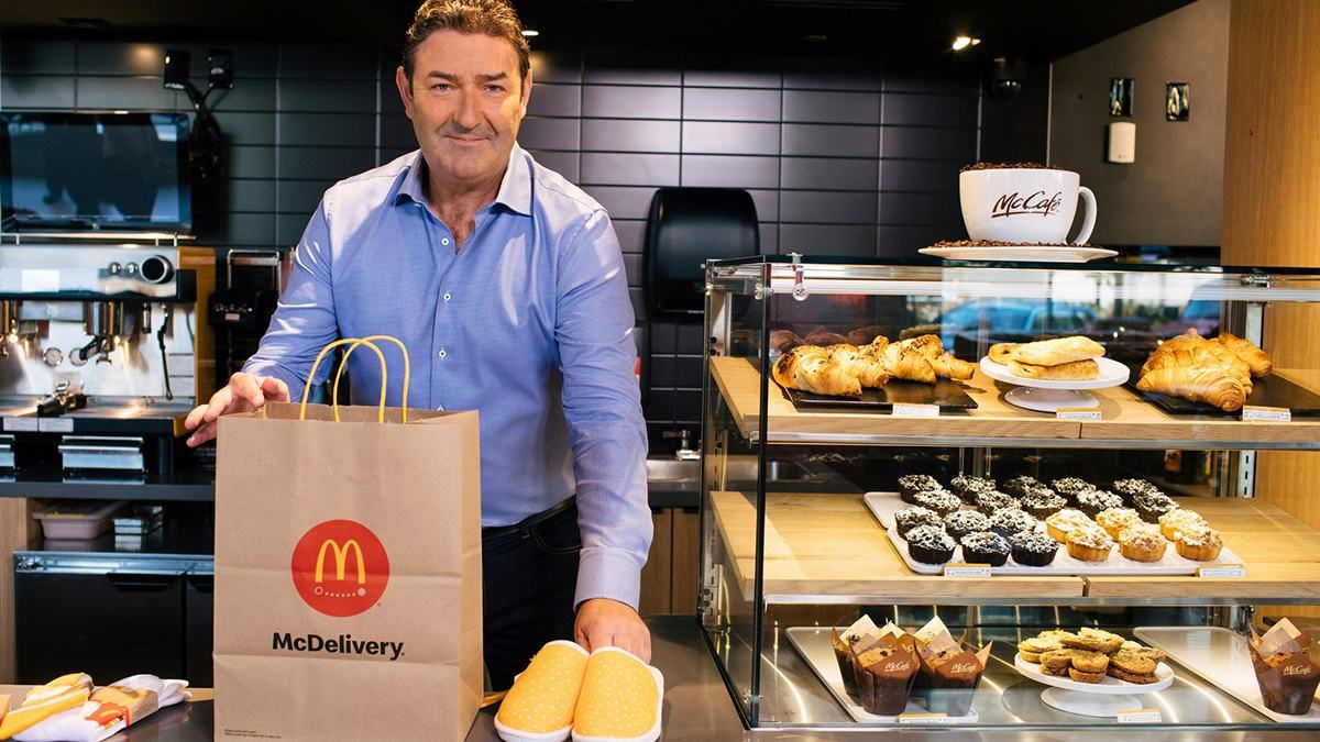 Глава Mcdonald's ушел в отставку из-за романтических отношений на работе Глава Mcdonald's ушел в отставку из-за романтических отношений на работе