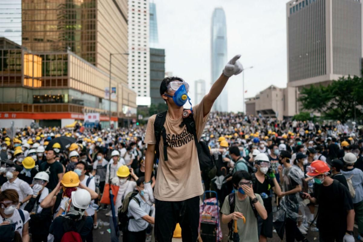 Під час протестів у Гонконзі політику відкусили шматок вуха: відео 18+
