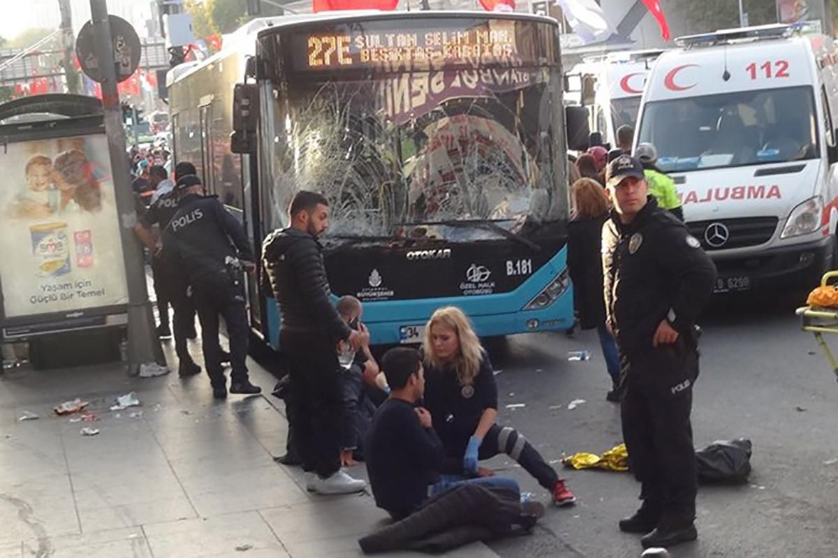 В Стамбуле водитель автобуса влетел в остановку и напал с ножом на людей – фото и видео