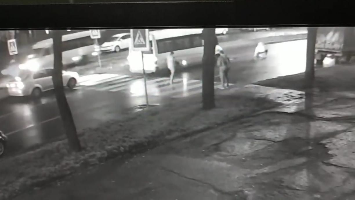 Маршрутка збила підлітка на пішохідному переході і не зупинилася: шокуюче відео