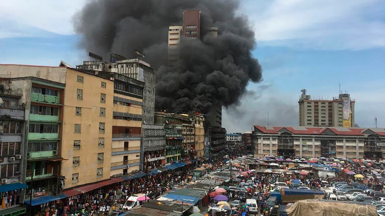 У Нігерії люди самотужки весь день гасили масштабну пожежу в торговому центрі: моторошні відео