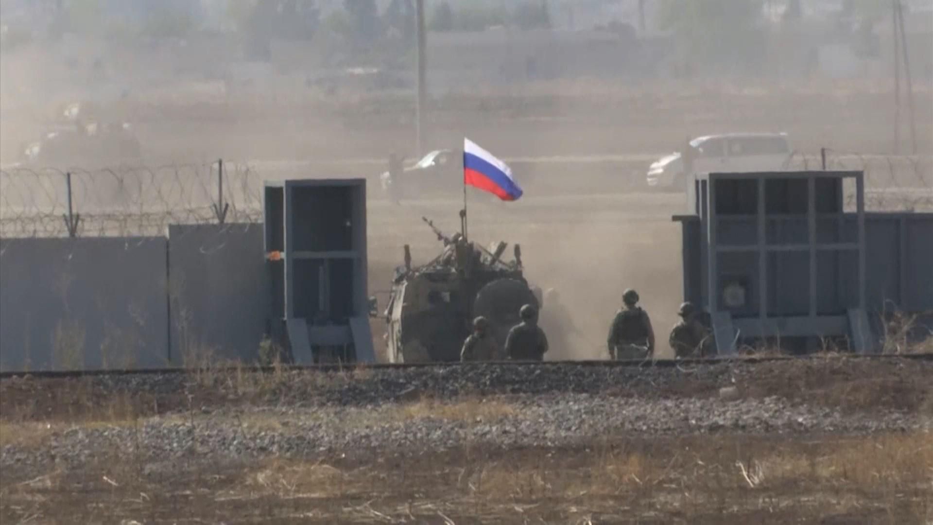 Сирийцы забросали камнями российские и турецкие войска: видео Сирийцы забросали камнями российские и турецкие войска: видео