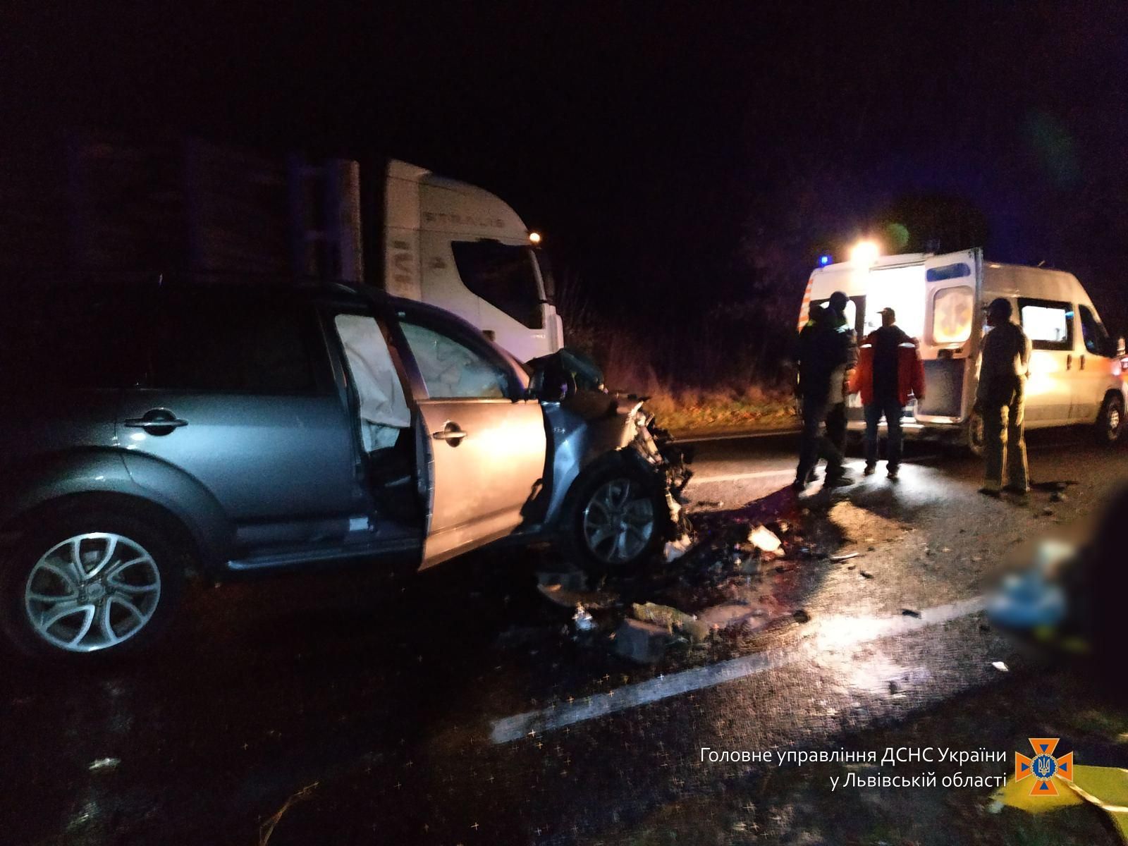 Два автомобілі зіткнулися на трасі поблизу Львова: є загиблі