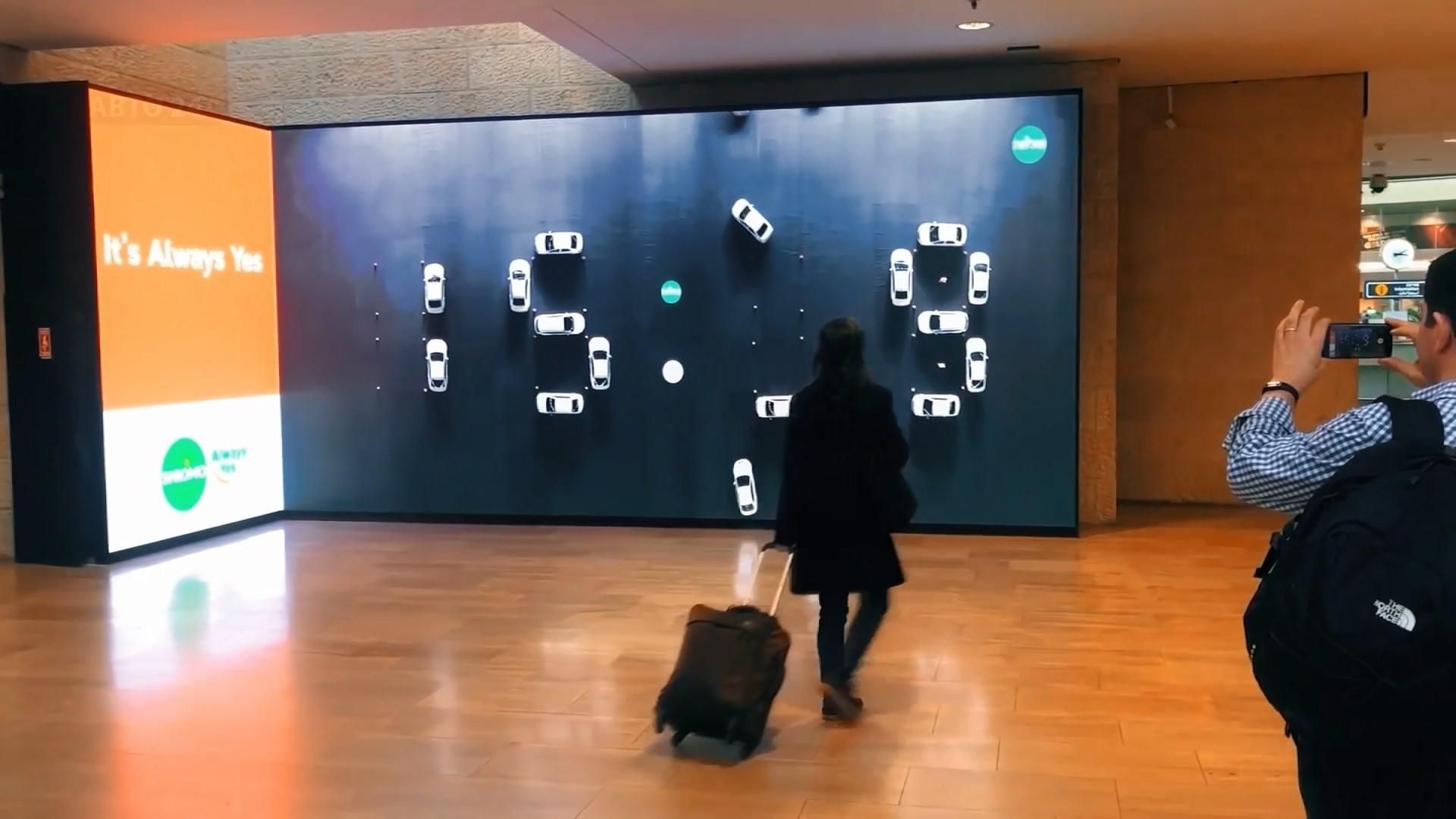 В аеропорту Тель-Авіва встановили "годинник" з авто: фантастичне відео