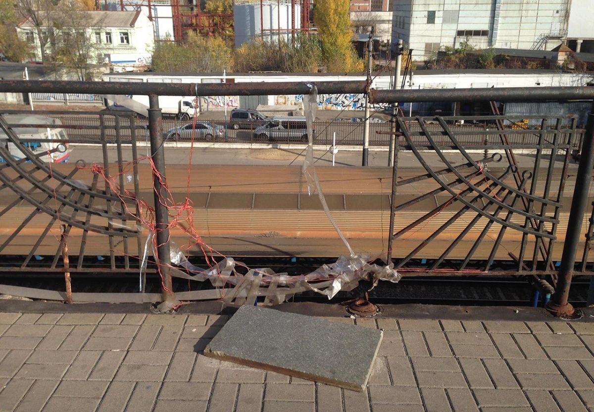 Как выглядит сейчас мост в Киеве, "отремонтированный" нитками и скотчем: фото