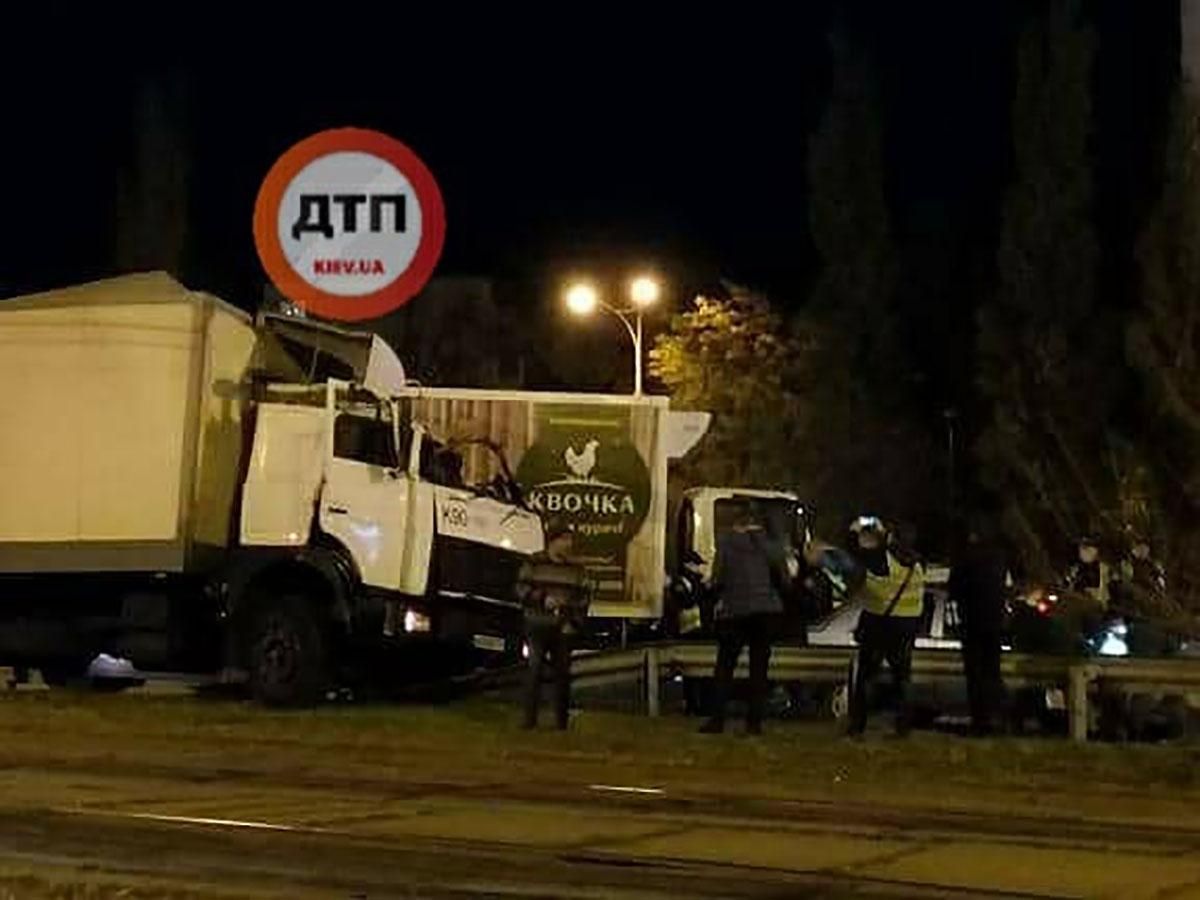 Масштабна ДТП у Києві: фура протаранила 8 автомобілів – фото, відео Масштабна ДТП у Києві: фура протаранила 8 автомобілів – фото, відео