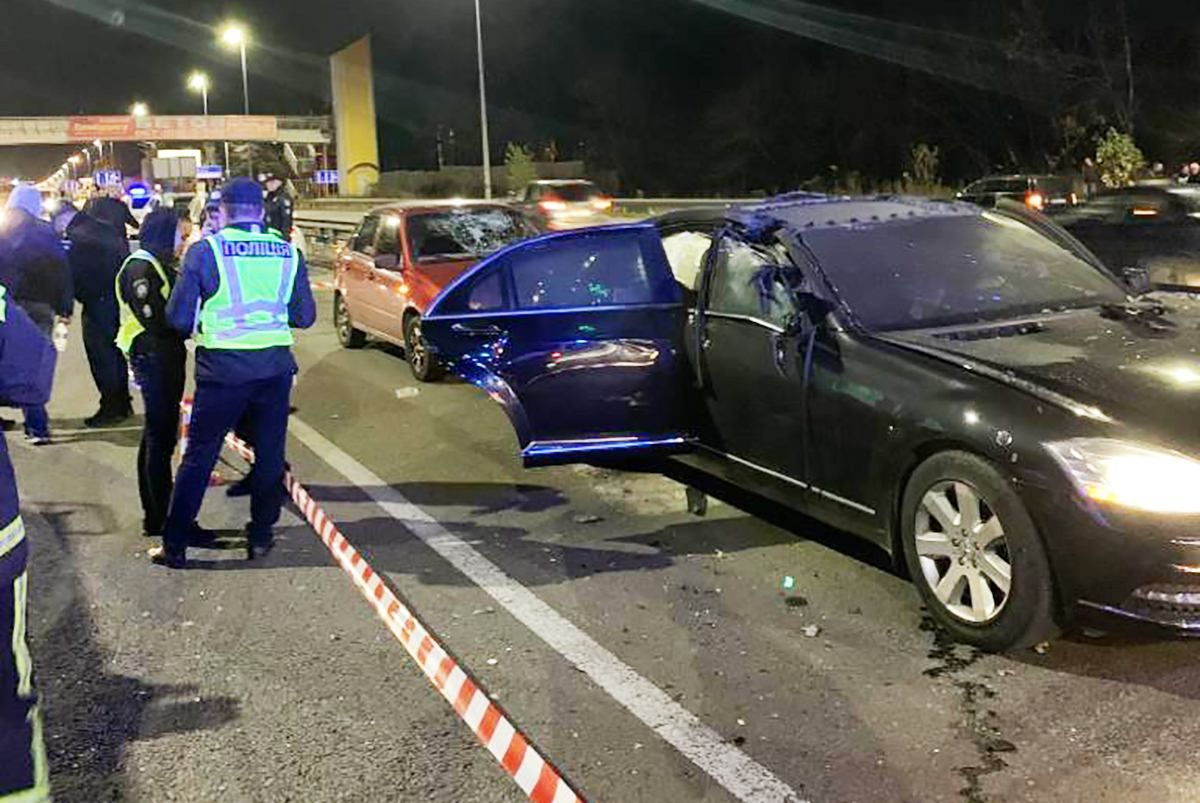 В Киеве мотоциклист бросил в автомобиль взрывчатку 6 ноября 2019, есть жертвы В Киеве мотоциклист бросил в автомобиль взрывчатку 6 ноября 2019, есть жертвы