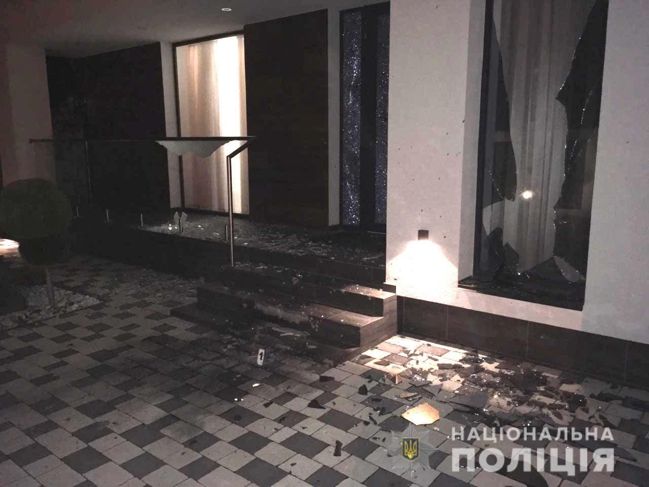 Вибух у Рівному: у двір будинку місцевого бізнесмена кинули гранату – фото Вибух у Рівному: у двір будинку місцевого бізнесмена кинули гранату – фото