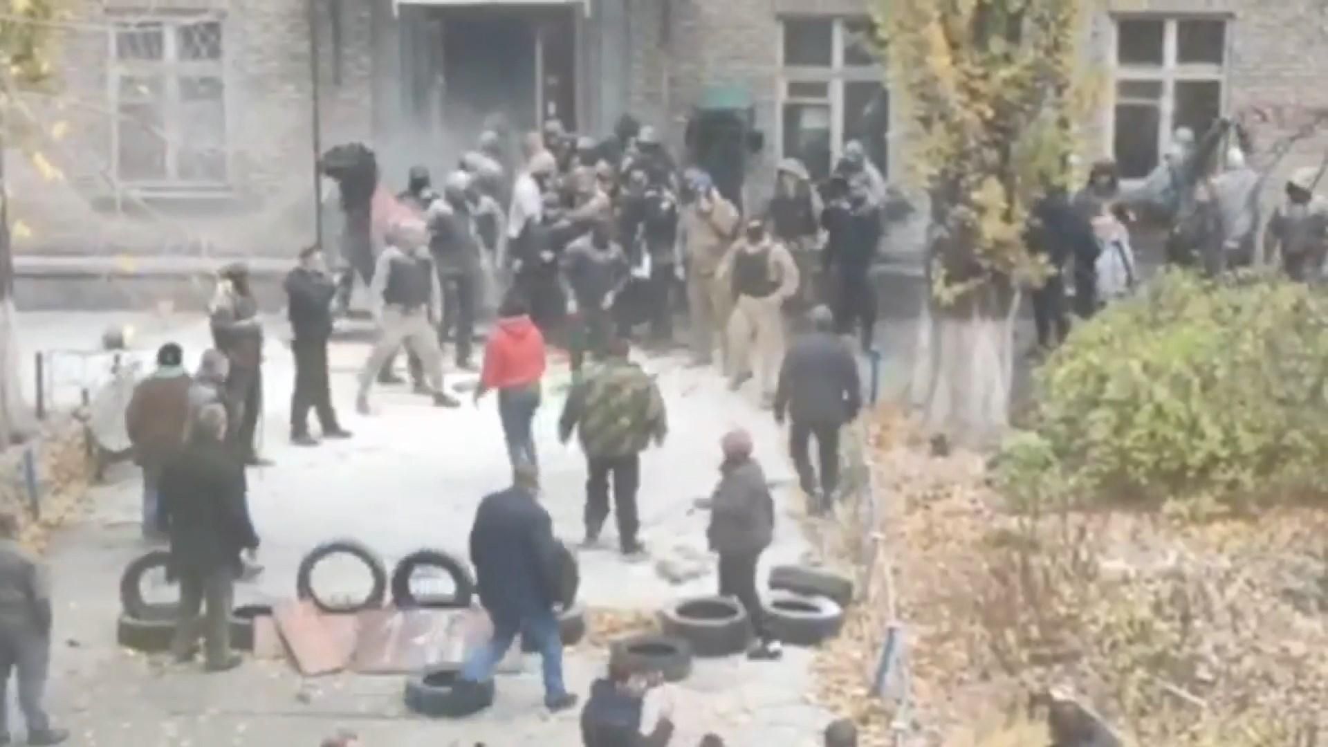 Захоплення гуртожитку на Польовій у Києві: відео, фото - новини Києва 07.11.2019 Захоплення гуртожитку на Польовій у Києві: відео, фото - новини Києва 07.11.2019