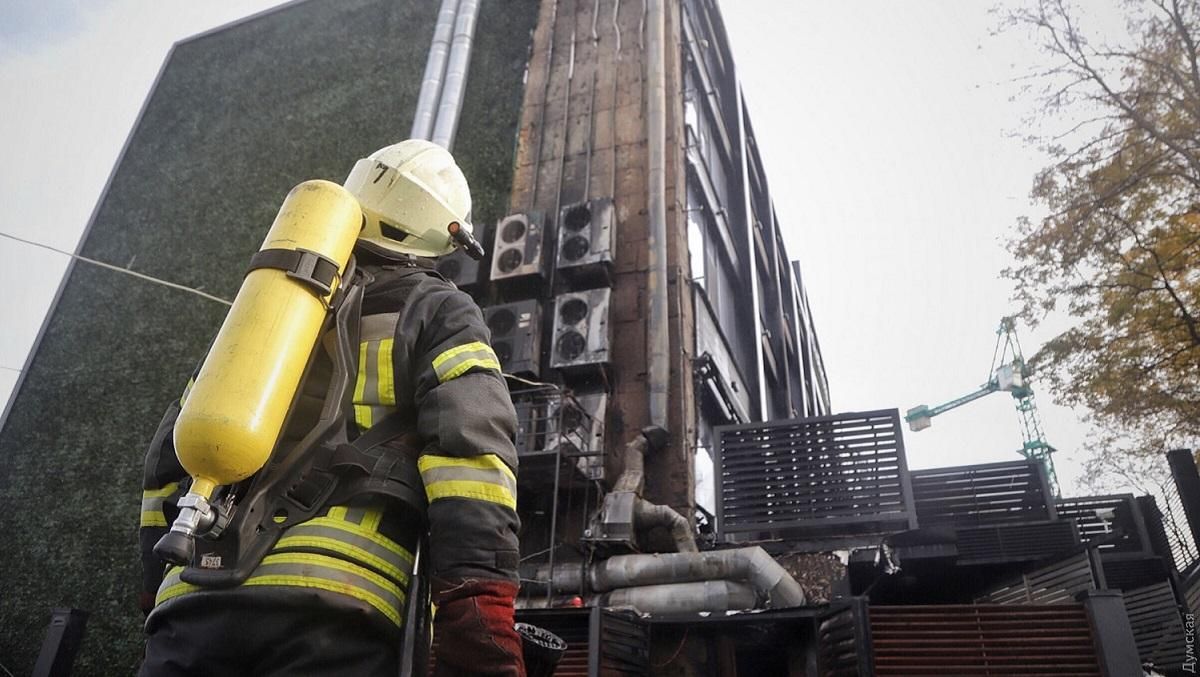 В Одесі знову горів готель: фото і відео пожежі