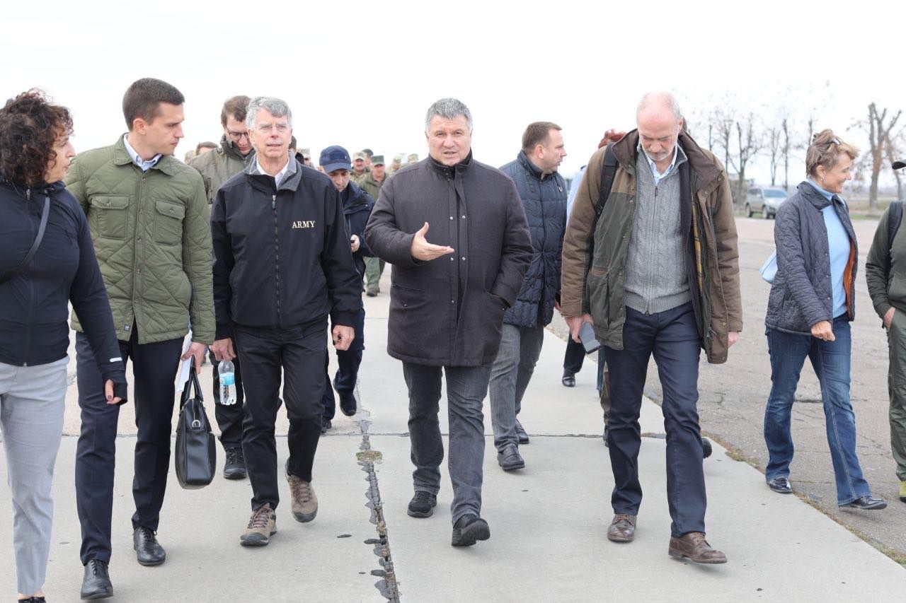 Ми готові розводити сили в Донецьку, – Аваков і Хомчак про ситуацію на Донбасі