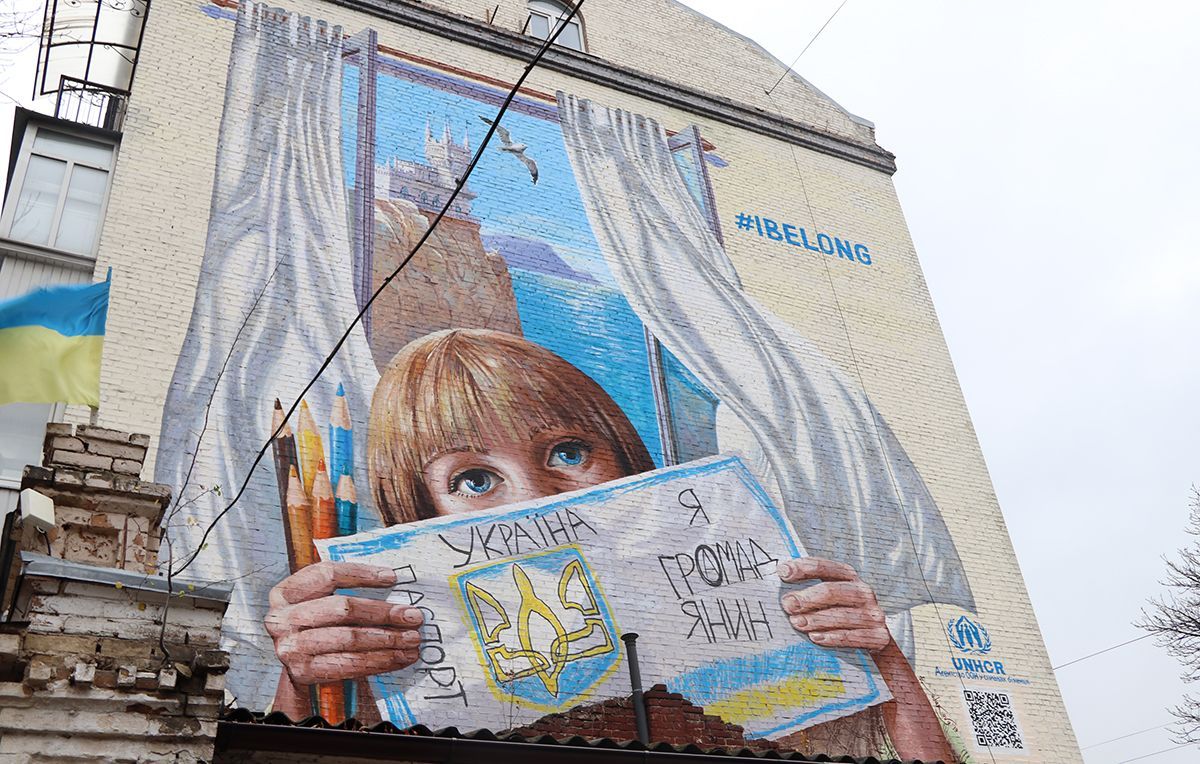 Дом в Киеве украсили муралом с Крымом и украинским мальчиком