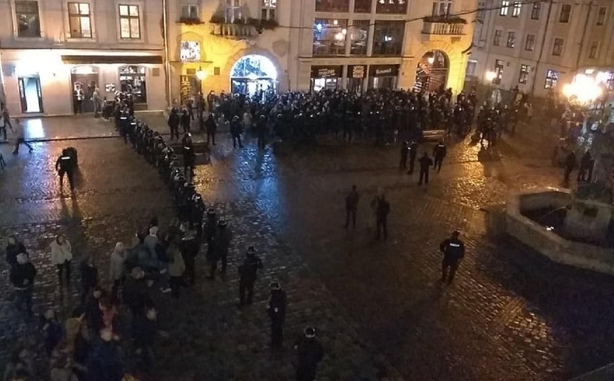 Украинские и французские болельщики второй раз за день подрались в центре Львова: фото и видео Украинские и французские болельщики второй раз за день подрались в центре Львова: фото и видео
