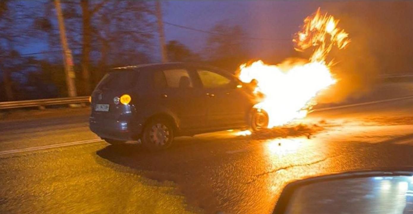 Автомобіль загорівся просто посеред дороги у Києві: відео