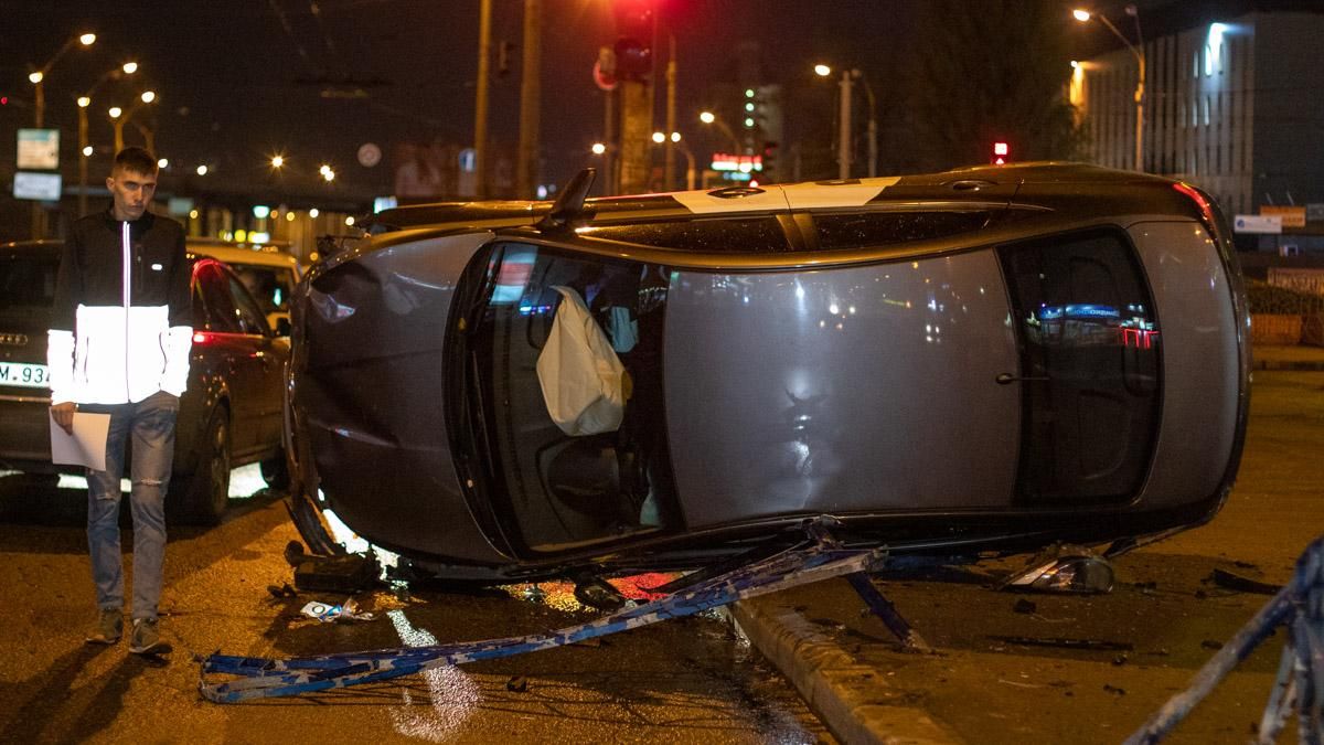 У Києві водій таксі зніс 15 метрів залізної огорожі і перекинувся: фото, відео У Києві водій таксі зніс 15 метрів залізної огорожі і перекинувся: фото, відео