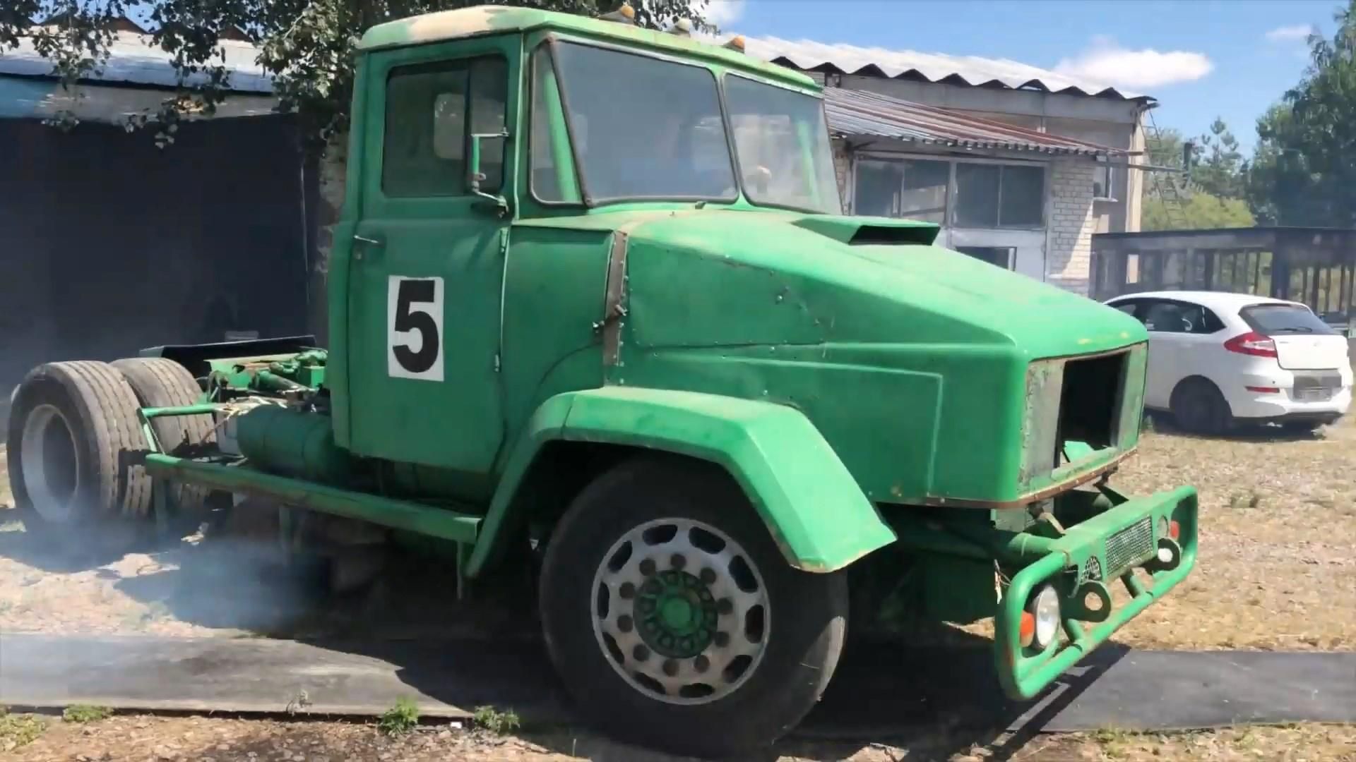 Яку унікальну машину показали в Дніпрі: фото та відео єдиного в Україні перегонового КрАЗу