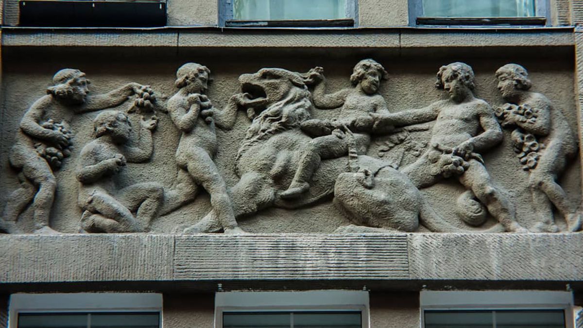Хранителі Києва: в мережі з'явилась онлайн-колекція настінних скульптур столиці 