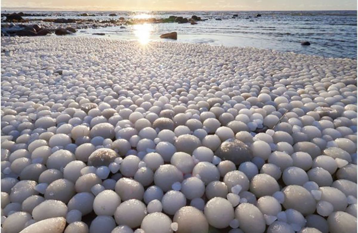 Пляж в Финляндии засыпало ледяными мячами: фото удивительного явления природы Пляж в Финляндии засыпало ледяными мячами: фото удивительного явления природы