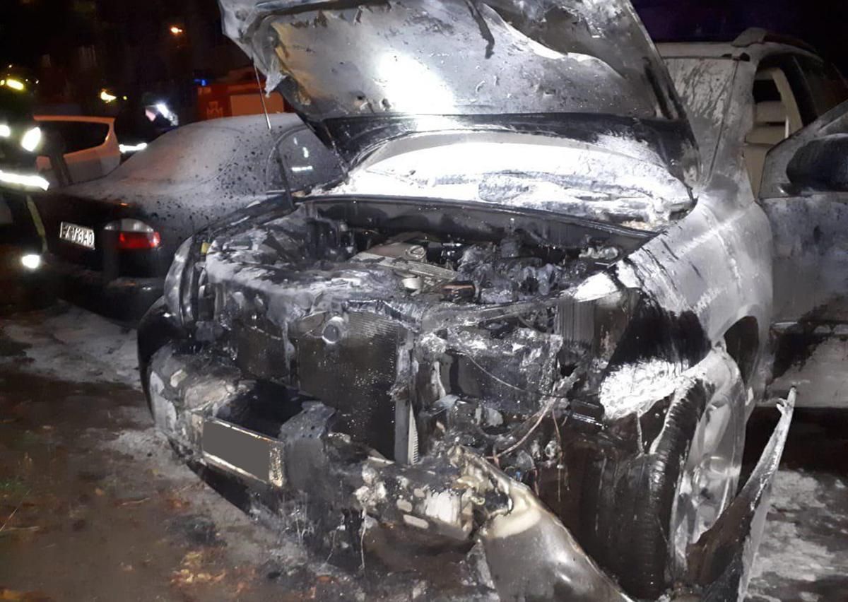 В Ровно мужчина поджег элитное авто и загорелся сам: фото