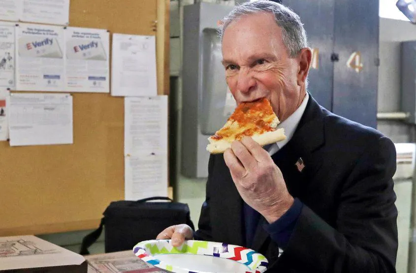 Майкл Блумберг їсть піцу фото