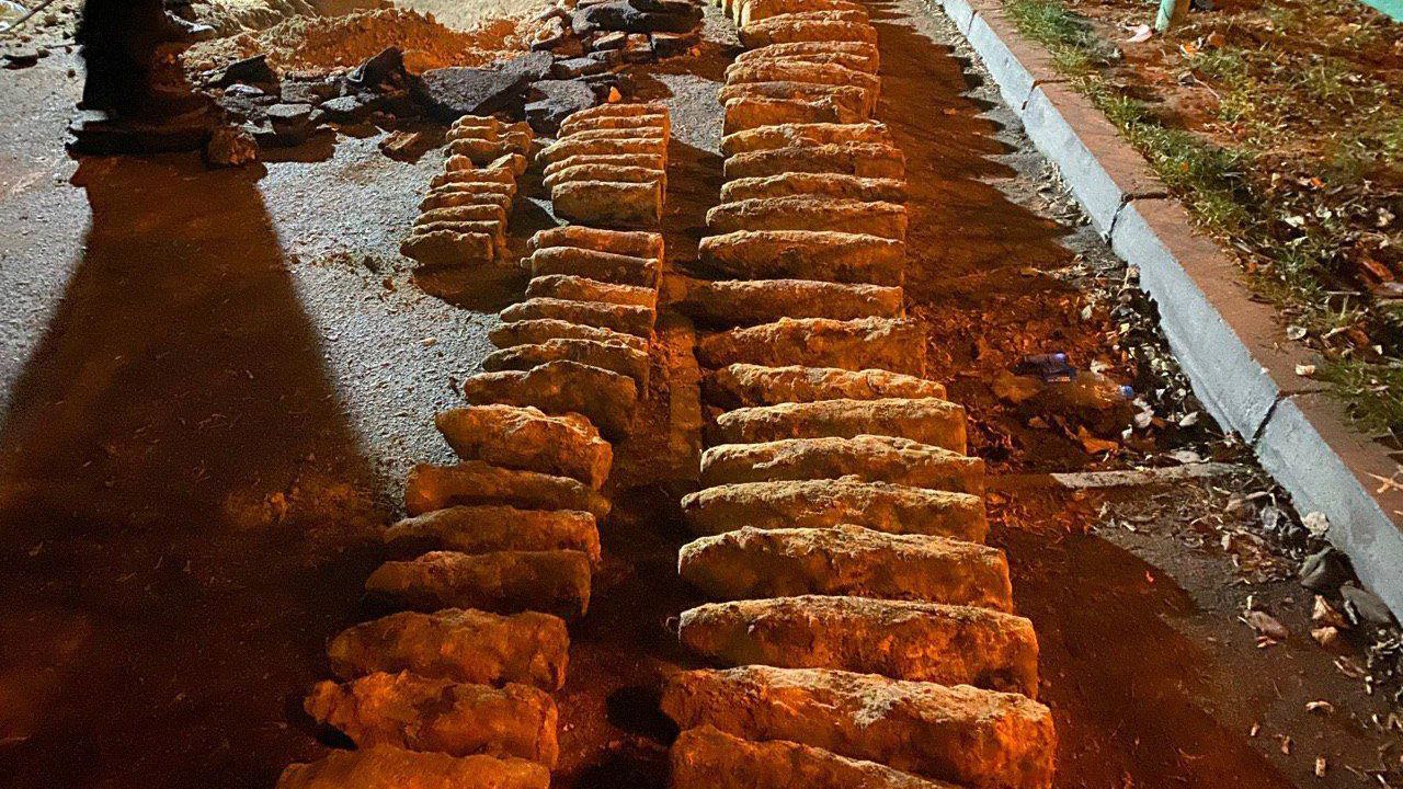 Біля Шулявського мосту знайшли понад 100 боєприпасів часів Другої світової: фото, відео Біля Шулявського мосту знайшли понад 100 боєприпасів часів Другої світової: фото, відео