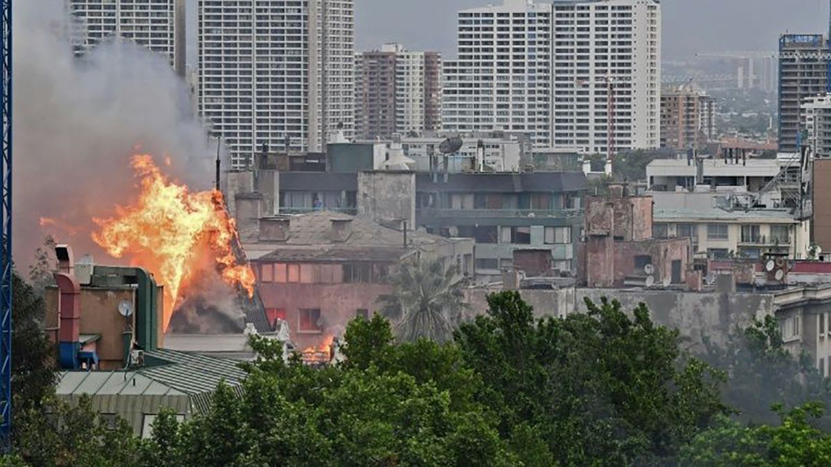 Протестувальники підпалили університет і пограбували церкву у Чилі: фото