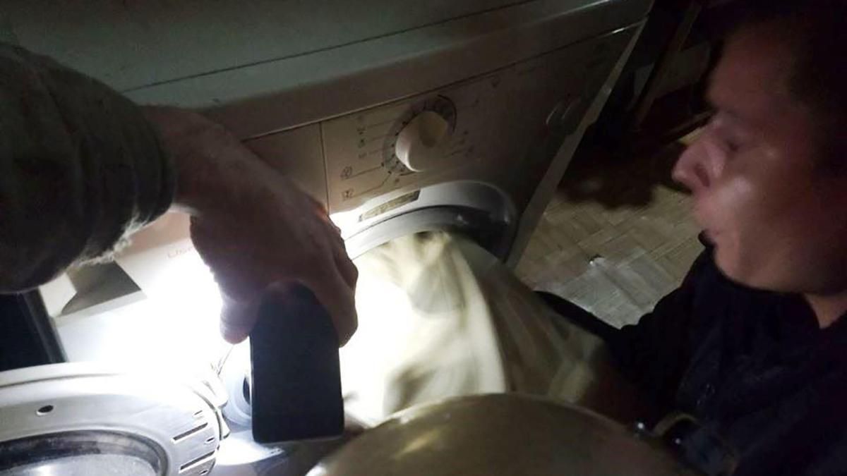 На Харківщині дитина застрягла в пральній машині: фото