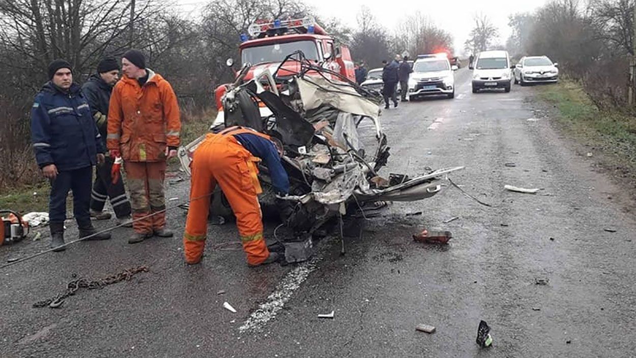 Авто зім'яло як бляшанку: жахлива ДТП сталась на Житомирщині – фото
