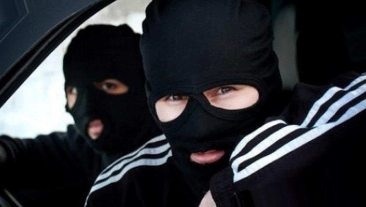 Харьковский полицейский вместе с сообщником избили и ограбили мужчину Харьковский полицейский вместе с сообщником избили и ограбили мужчину