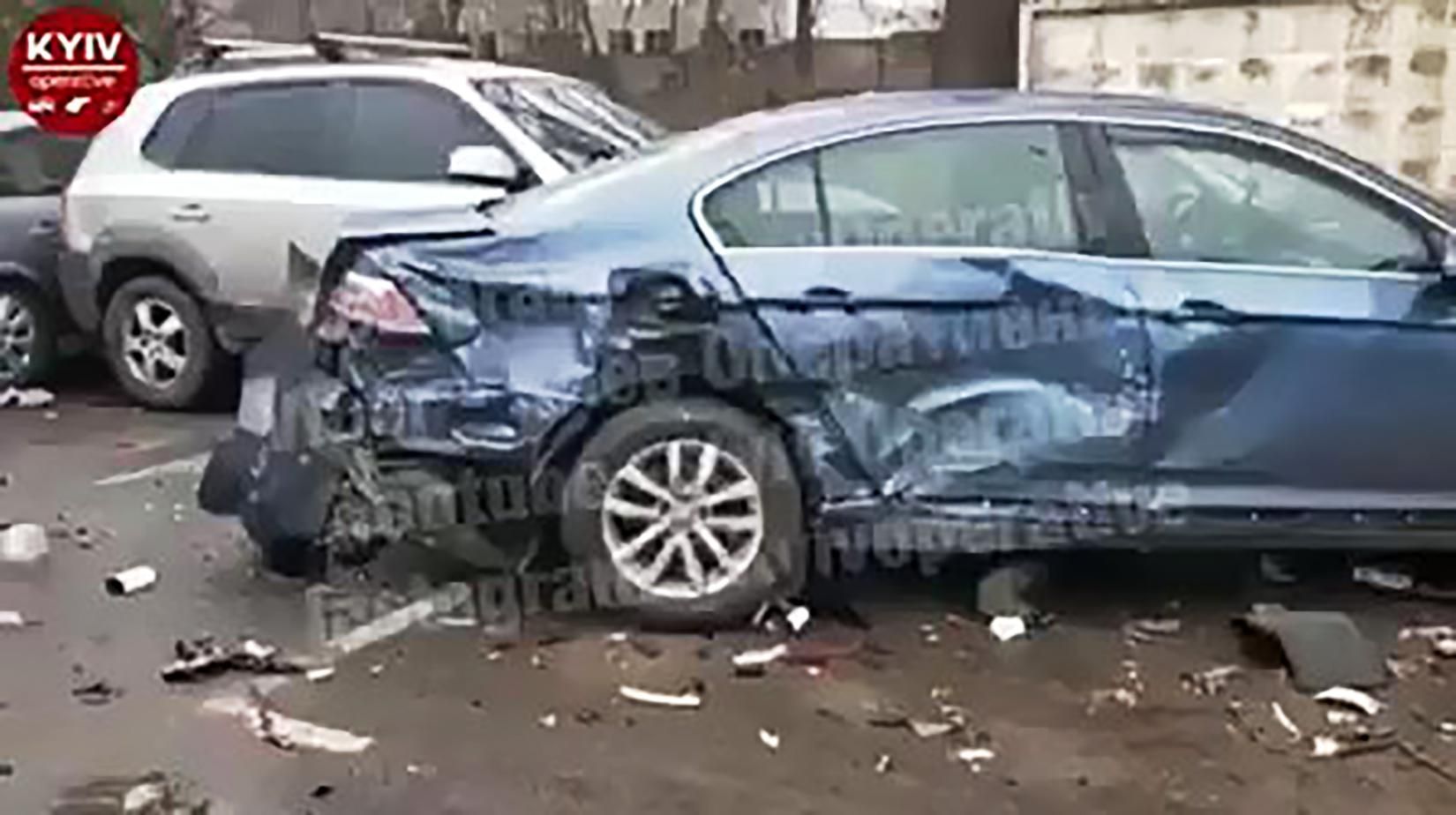 На Київщині нетвереза жінка за кермом розтрощила припарковані авто: відео