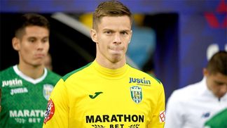 Вратарь "Карпат" показал неприличный жест после матча с "Мариуполем" и получил наказание: фото