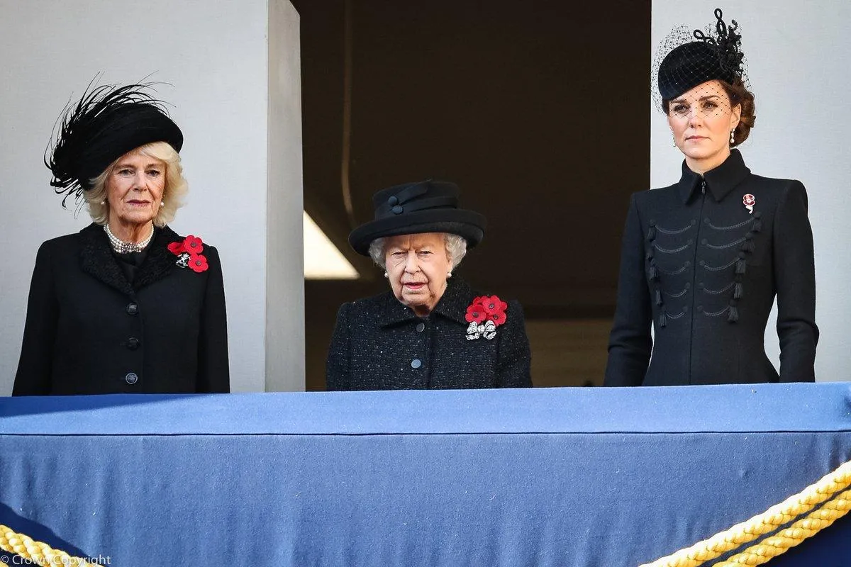 Єлизавета ІІ з герцогинями Каміллою і Кейт 