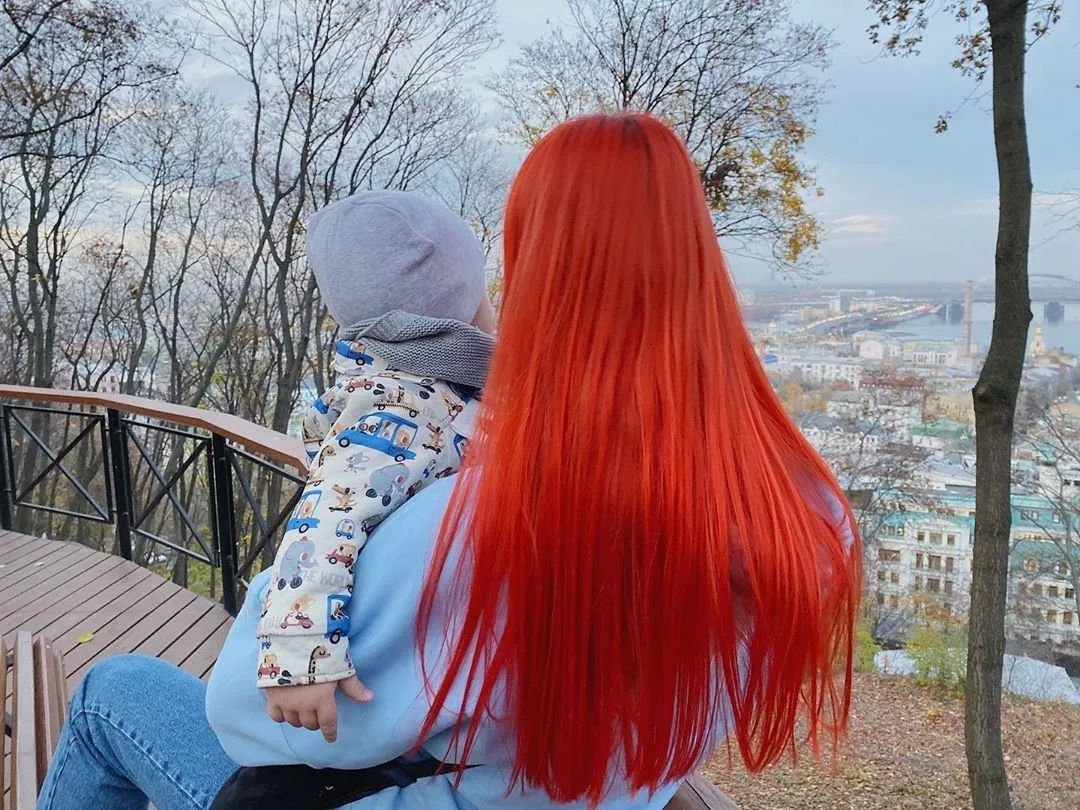 Світлана Тарабарова на прогулянці з сином Світлана Тарабарова на прогулянці з сином